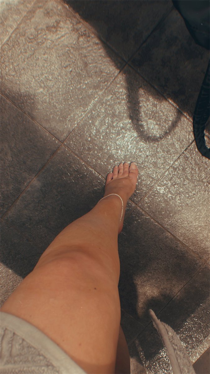 queenvivienneL's tweet photo. Late night swim, anyone want to help me dry off?? My good boys know what to do 💸🦶✨

#findomme #softdomme #goodboy #paypig #maturedomme #footworship https://t.co/iKW3YHDc4c