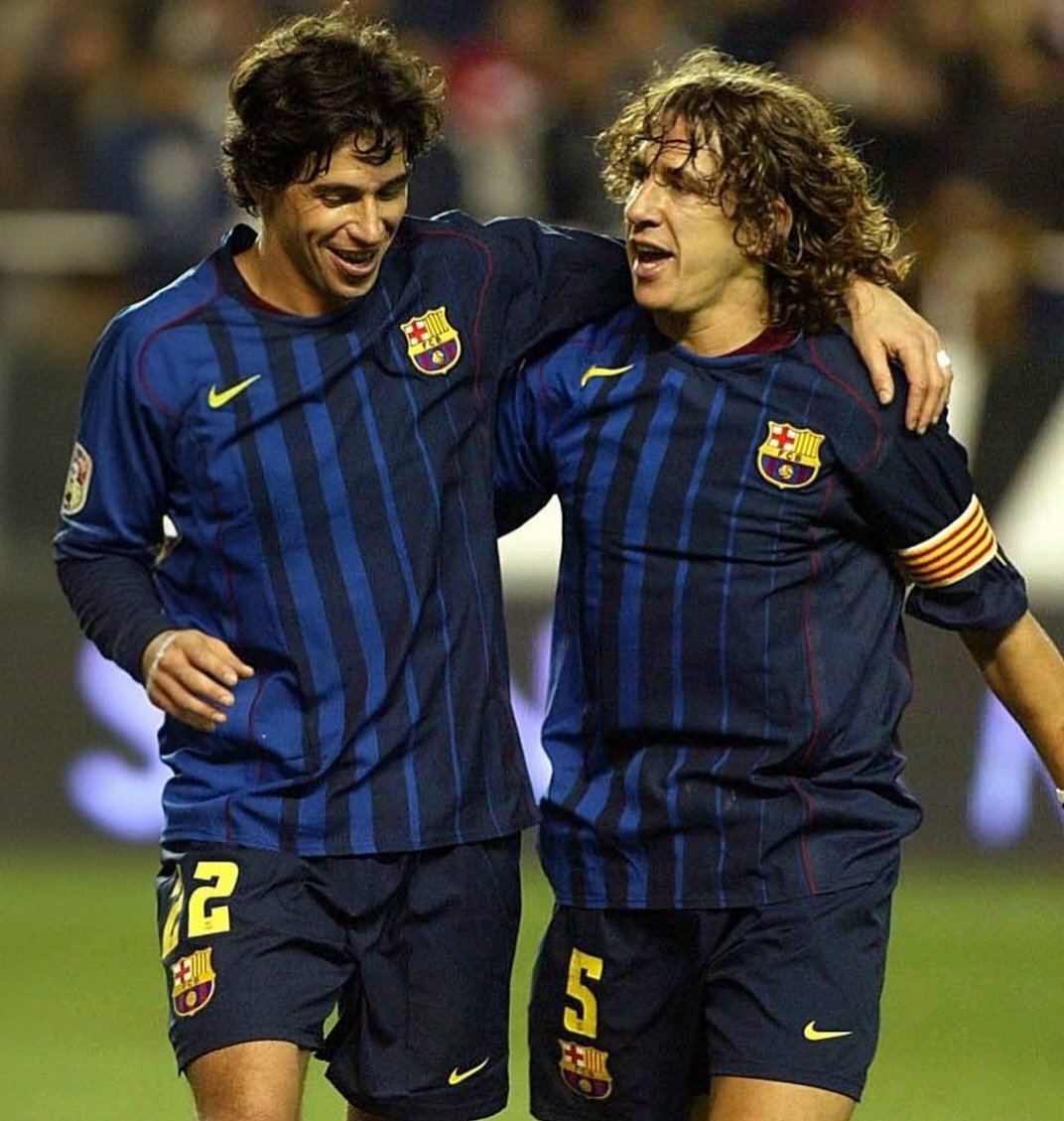 على ذكر القمصان ، ماهو أجمل قميص أساسي وإحتياطي رأيته لنادي برشلونة من خلال سنوات متابعتك وتشجيعك له ؟

-سأبدأ أنا :-
الأساسي موسم 2014-2015
الإحتياطي موسم 2003-2004