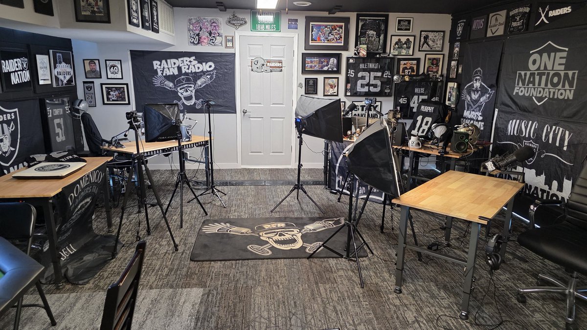 ✔️ Wednesday at 4p/7e
✔️ Ready for RAIDER football
✔️ New studio done
See you tonight from Fan Cave 2.0! 
YouTube.com/raidersfanradio
#RaiderNation