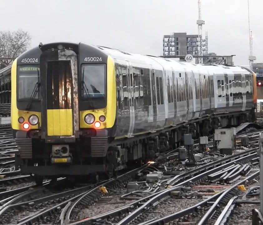 DanSpotter86's tweet image. Heres a Throwback shot of @SW_Help Class 450093 +450024 seen here having Departed Waterloo bound for Guildford on a Rainy 🌧 Day in London on 15/02/22. #Southwesternrailway #SWR #Class450 #Desiro #London #LondonWaterloo #WaterlooStation #Rainyday