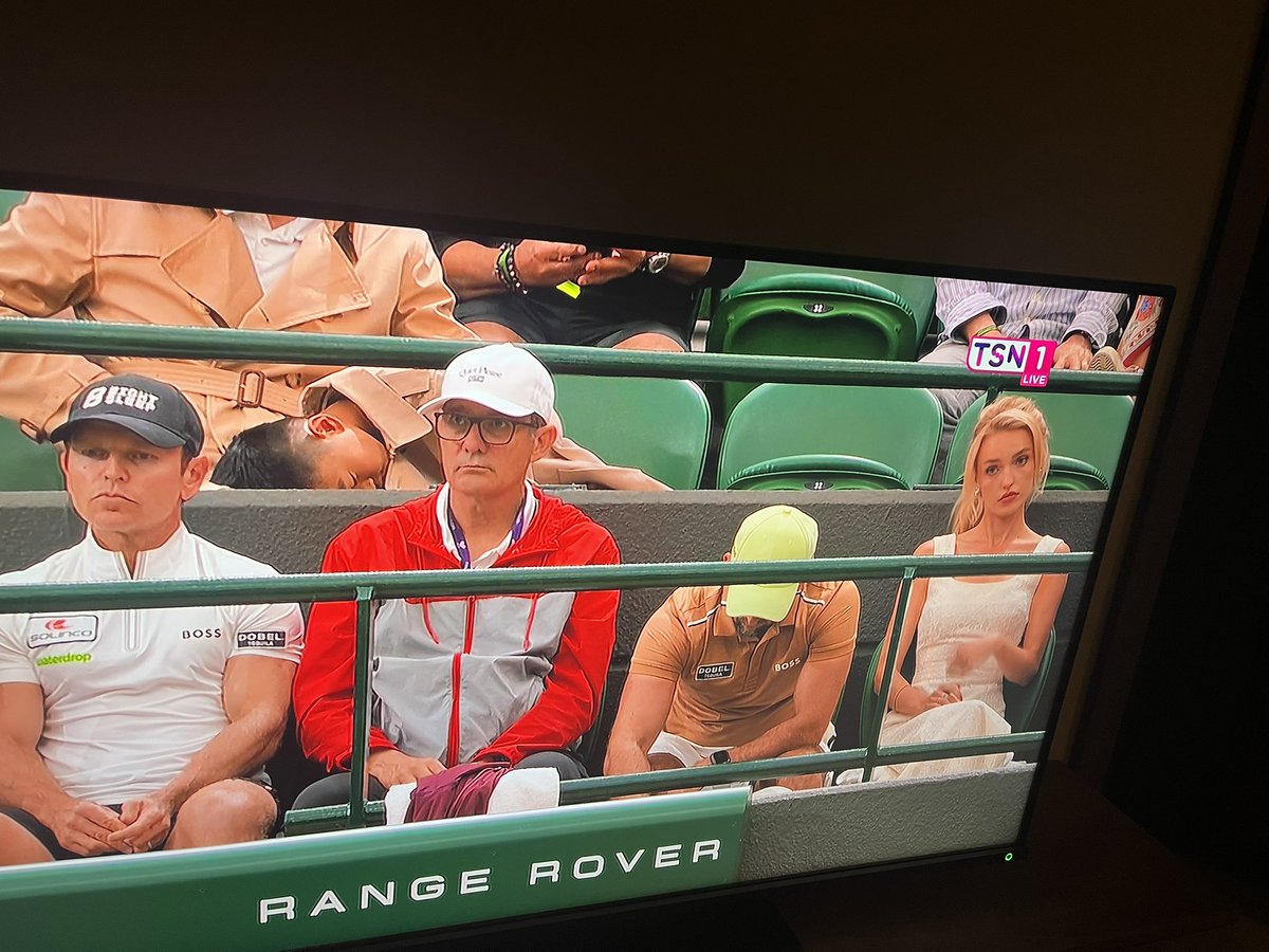 aManFromSweden's tweet image. Who is SLEEPING behind Taylor Fritz BOX, and why isn't anyone talking about that? 😂 @Wimbledon