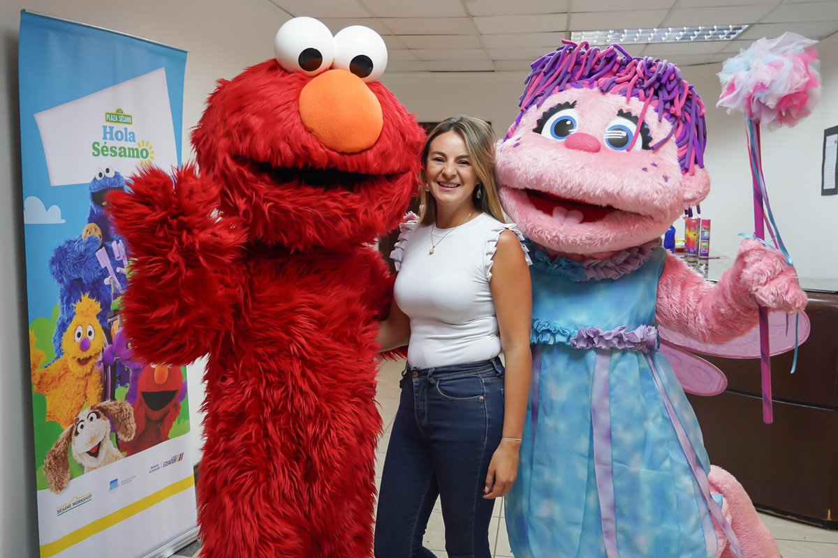 Educacion_Ec's tweet photo. HOY | La ministra @AlegriaCrespo participó en el evento “Educación que Abraza: final de la Fase 2 del Programa HOLA SÉSAMO”, una iniciativa desarrollada gracias a la alianza entre @Educacion_Ec y @SesameWorkshop. 🤝

Durante este encuentro se compartieron los logros, aprendizajes y buenas prácticas que han fortalecido el sentido de pertenencia, identidad positiva y convivencia pacífica en niños y niñas del nivel de Preparatoria de comunidades migrantes y de acogida en instituciones educativas. 👩🏻‍🏫 

💬 Durante su intervención, la Ministra destacó que gracias a esta alianza se ha fortalecido la #EducaciónInclusiva, donde más de 3.000 niñas y niños de cinco años han recibido algo más que contenidos educativos, un mensaje claro: tú perteneces, tú importas. 👧🏻👦🏻 

Hola Sésamo en cada institución educativa trabajó en:

✅ Creatividad y resolución lúdica de problemas.
✅ Identidad y pertenencia.
✅ Bienestar emocional
✅ Lenguaje, alfabetización y STEM.

🏫 La implementación incluyó la entrega de contenidos impresos y digitales para docentes, estudiantes, padres de familia y cuidadores, entre otras acciones. 📖

#ElNuevoEcuador 
#PlazaSésamo