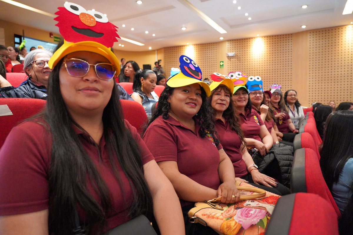 Educacion_Ec's tweet photo. HOY | La ministra @AlegriaCrespo participó en el evento “Educación que Abraza: final de la Fase 2 del Programa HOLA SÉSAMO”, una iniciativa desarrollada gracias a la alianza entre @Educacion_Ec y @SesameWorkshop. 🤝

Durante este encuentro se compartieron los logros, aprendizajes y buenas prácticas que han fortalecido el sentido de pertenencia, identidad positiva y convivencia pacífica en niños y niñas del nivel de Preparatoria de comunidades migrantes y de acogida en instituciones educativas. 👩🏻‍🏫 

💬 Durante su intervención, la Ministra destacó que gracias a esta alianza se ha fortalecido la #EducaciónInclusiva, donde más de 3.000 niñas y niños de cinco años han recibido algo más que contenidos educativos, un mensaje claro: tú perteneces, tú importas. 👧🏻👦🏻 

Hola Sésamo en cada institución educativa trabajó en:

✅ Creatividad y resolución lúdica de problemas.
✅ Identidad y pertenencia.
✅ Bienestar emocional
✅ Lenguaje, alfabetización y STEM.

🏫 La implementación incluyó la entrega de contenidos impresos y digitales para docentes, estudiantes, padres de familia y cuidadores, entre otras acciones. 📖

#ElNuevoEcuador 
#PlazaSésamo