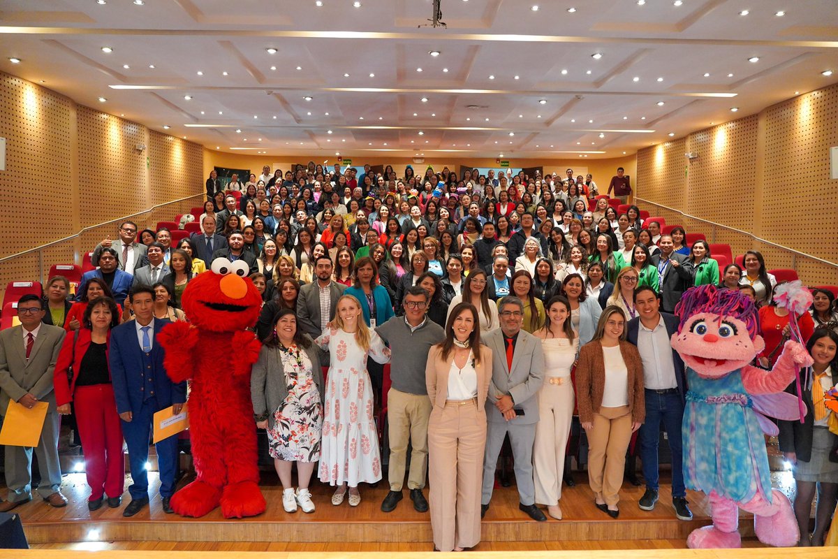 Educacion_Ec's tweet photo. HOY | La ministra @AlegriaCrespo participó en el evento “Educación que Abraza: final de la Fase 2 del Programa HOLA SÉSAMO”, una iniciativa desarrollada gracias a la alianza entre @Educacion_Ec y @SesameWorkshop. 🤝

Durante este encuentro se compartieron los logros, aprendizajes y buenas prácticas que han fortalecido el sentido de pertenencia, identidad positiva y convivencia pacífica en niños y niñas del nivel de Preparatoria de comunidades migrantes y de acogida en instituciones educativas. 👩🏻‍🏫 

💬 Durante su intervención, la Ministra destacó que gracias a esta alianza se ha fortalecido la #EducaciónInclusiva, donde más de 3.000 niñas y niños de cinco años han recibido algo más que contenidos educativos, un mensaje claro: tú perteneces, tú importas. 👧🏻👦🏻 

Hola Sésamo en cada institución educativa trabajó en:

✅ Creatividad y resolución lúdica de problemas.
✅ Identidad y pertenencia.
✅ Bienestar emocional
✅ Lenguaje, alfabetización y STEM.

🏫 La implementación incluyó la entrega de contenidos impresos y digitales para docentes, estudiantes, padres de familia y cuidadores, entre otras acciones. 📖

#ElNuevoEcuador 
#PlazaSésamo