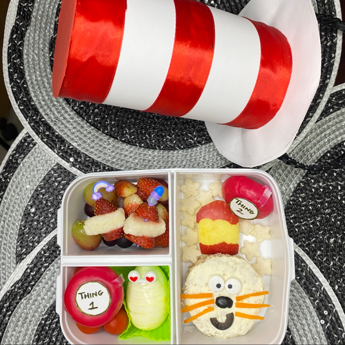 teukoapp's tweet image. Happy Monday! New week, new theme: CATS! Let’s kick off the week with a literary legend! Today’s lunchbox features the beloved Cat in the Hat. Lunchtime just got purr-fectly fun!
👉 Join Teuko.com to find lunchbox inspiration!