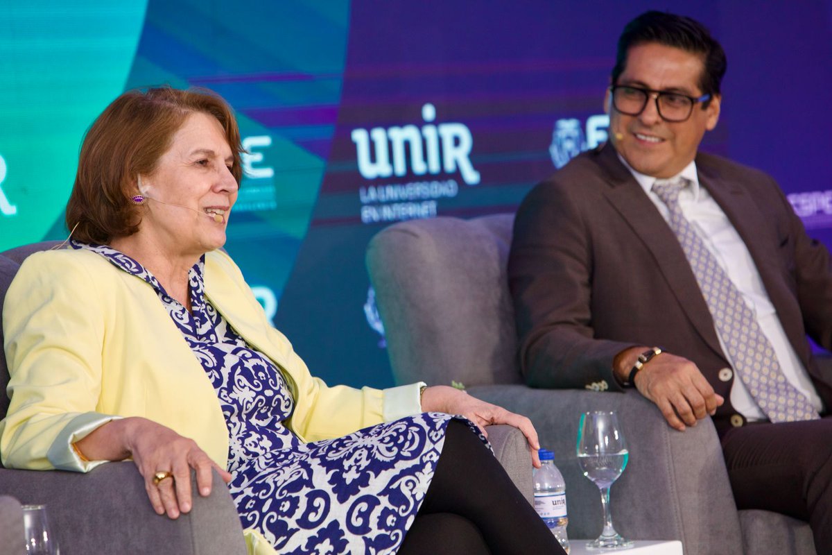 La jornada académica comenzó con palabras de bienvenida, de la Dra. <a href="/rosaliaarteaga/">Rosalía Arteaga</a>, presidenta de <a href="/UNIRuniversidad/">Universidad Internacional de La Rioja (UNIR)</a>.

"La #InteligenciaArtificial definitivamente puede ser una solución clave para optimizar procesos y aliviar la carga del trabajo en la era moderna. No nacimos en