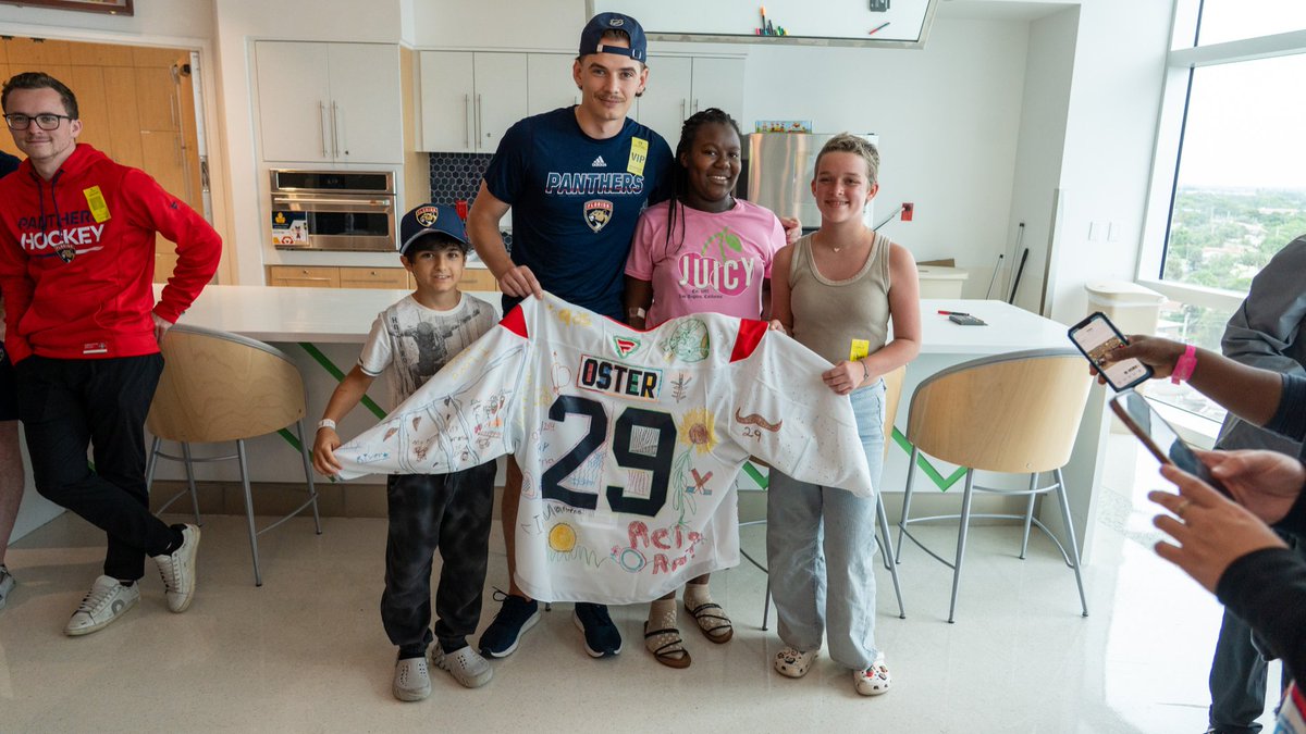 FlaPanthersCARE's tweet image. Our prospects spent the day at @JDCHospital creating one-of-a-kind jerseys with some incredible young artists 💙
You’ll see the sweaters on our goalies during tomorrow’s Development Camp scrimmage at @BHIcePlex!