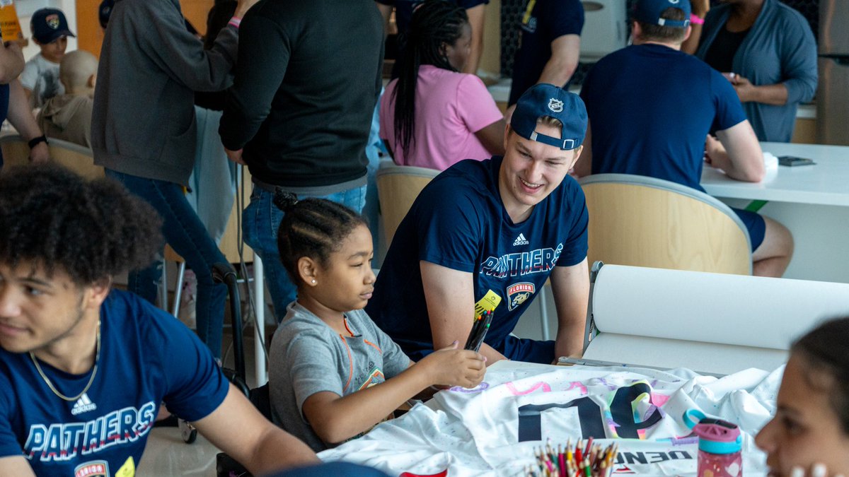 FlaPanthersCARE's tweet image. Our prospects spent the day at @JDCHospital creating one-of-a-kind jerseys with some incredible young artists 💙
You’ll see the sweaters on our goalies during tomorrow’s Development Camp scrimmage at @BHIcePlex!
