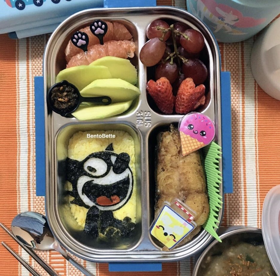 teukoapp's tweet image. It’s a black-and-white classic! Today’s Felix the Cat lunchbox brings old-school charm with sandwich cut-outs and olive eyes. This cheerful feline is always ready for adventure—especially at lunchtime!
👉 More cartoon-themed lunchboxes shared daily on Teuko.com.