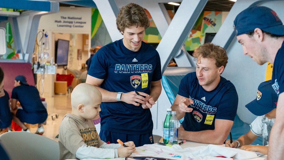 FlaPanthersCARE's tweet image. Our prospects spent the day at @JDCHospital creating one-of-a-kind jerseys with some incredible young artists 💙
You’ll see the sweaters on our goalies during tomorrow’s Development Camp scrimmage at @BHIcePlex!