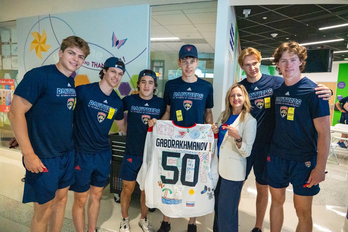 FlaPanthersCARE's tweet image. Our prospects spent the day at @JDCHospital creating one-of-a-kind jerseys with some incredible young artists 💙
You’ll see the sweaters on our goalies during tomorrow’s Development Camp scrimmage at @BHIcePlex!