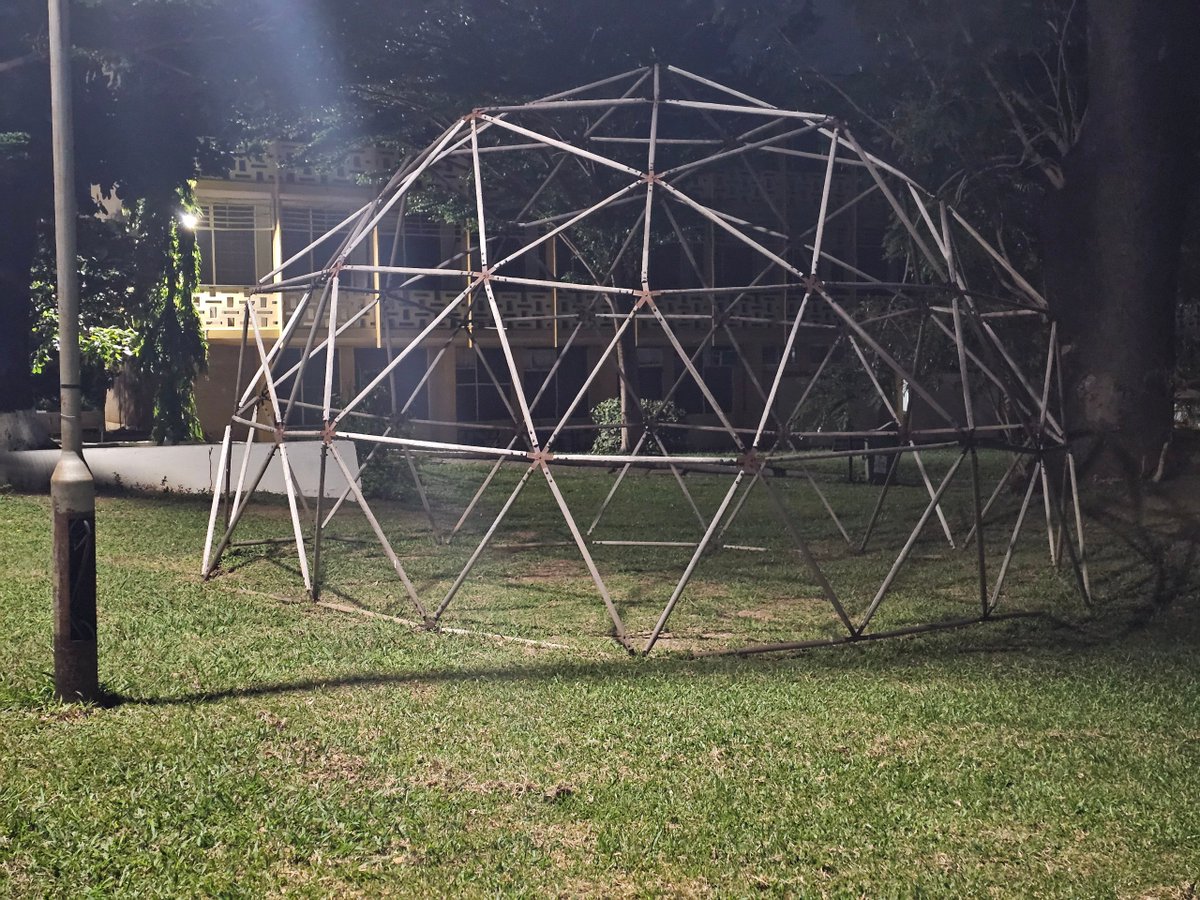 A wooden geodesic dome now stands where KNUST students once shaped aluminium under Buckminster Fuller’s guidance in the 1960s. 

Reimagined by MPhil Architecture student William Francises, it glows each night in front of the Faculty of Built Environment.

📷| Emmanuel K.  Debrah