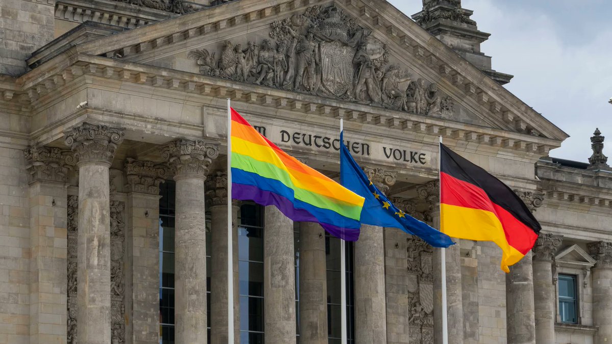1/ Bundeskanzler Merz meint, da der Bundestag kein Zirkuszelt sei, gehöre dort die Regenbogenfahne nicht hin. Was für eine Entgleisung! Die Regenbogenfahne steht für die Unteilbarkeit der Menschenrechte - und Merz erklärt sie zum Clowns- und Freaksymbol. Hat Merz zu lange