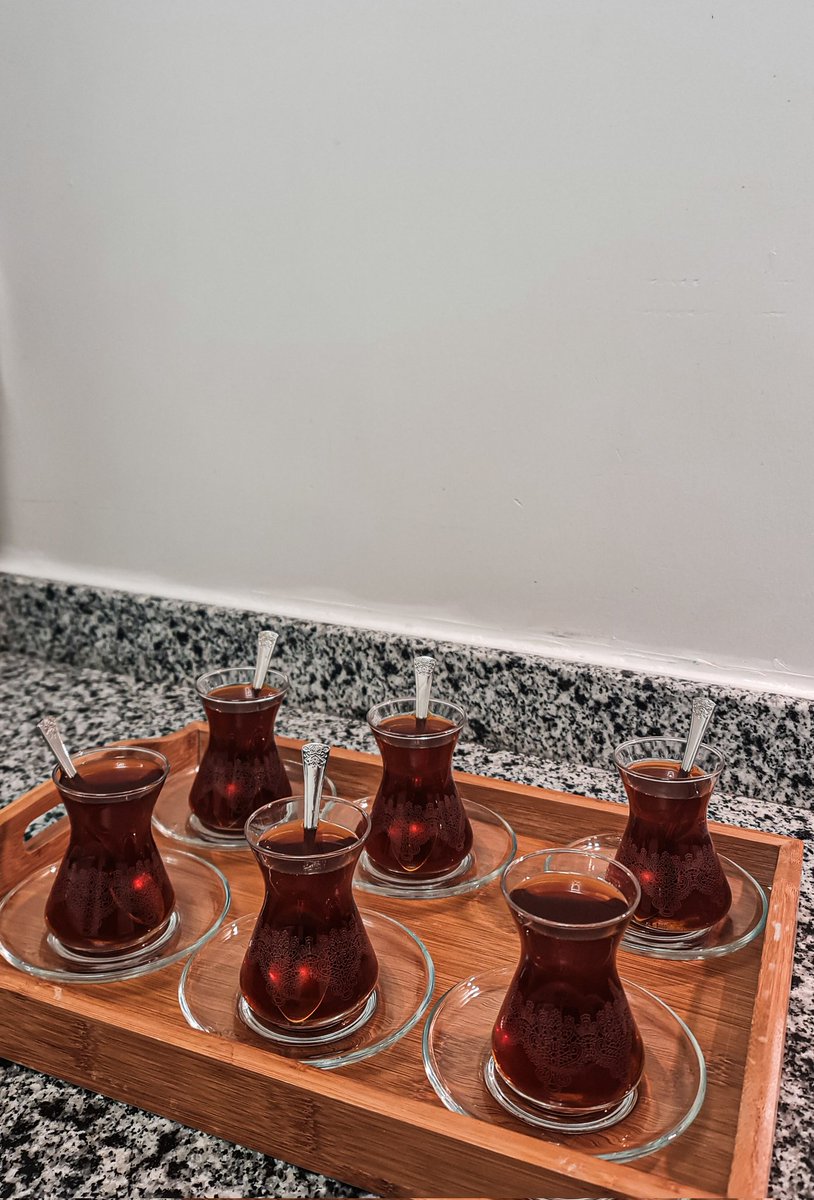 Çaycı, getir, ilâç kokulu çaydan! 
Dakika düşelim, senelik paydan! 
Zindanda dakika farksızdır aydan
Karıştır çayını zaman erisin; 
Köpük köpük, duman duman erisin!