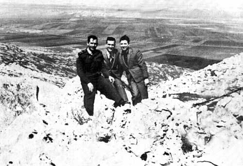 seyfcode's tweet image. الی کوهن جاسوس اسرائیلی که در زمان حکومت امین الحافظ در سوریه تا گرفتن سمت معاون وزیر دفاع هم پیش رفته بود، روزی در بازدید از ارتفاعات جولان، پیشنهاد میدهد برای رفع خستگی سربازان در کنار سنگرها، درختی برایشان بکارد.
ارتش اسرائیل تک تک آن درختها را بمباران کرد!
#اینترنت_طبقاتی