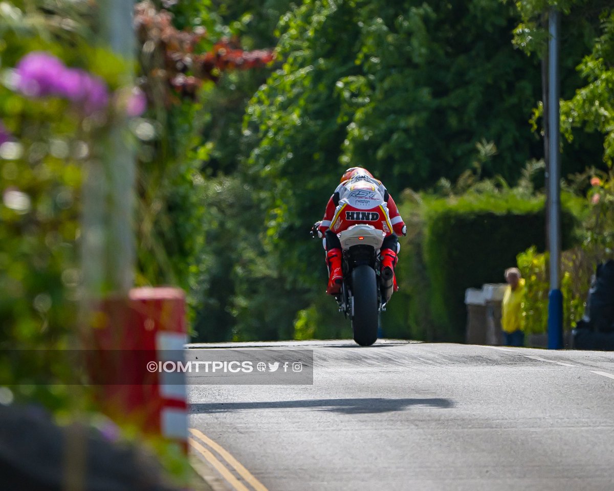 James Hind wheelies at Selborne Drive junction, Supersport race 1, TT 2025 #iomtt #iomttraces #ttraces #lovett #tt2025 #wheeliewednesday