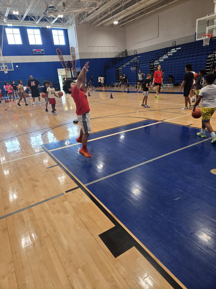 CEK_GBB_FanPage's tweet photo. Day 👌🏾 of Camp was a 🎬! These kids love basketball! 👑💙🙏🏀 @coach22ab @SheldonISD @15ballcoach @AniyaCooper03 @Kyndallrae @CroutJa @pressboxboyz https://t.co/ltVyAKo9Z8