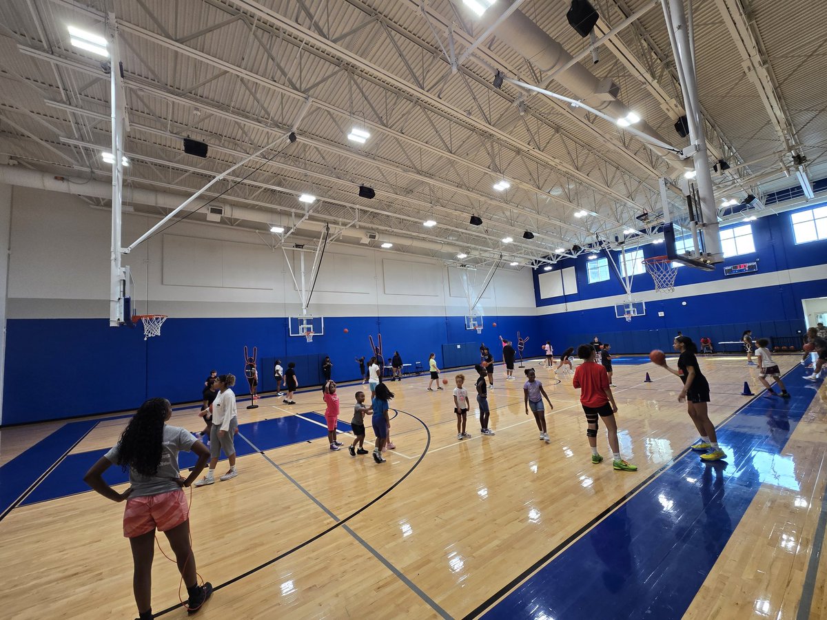 CEK_GBB_FanPage's tweet photo. Day 👌🏾 of Camp was a 🎬! These kids love basketball! 👑💙🙏🏀 @coach22ab @SheldonISD @15ballcoach @AniyaCooper03 @Kyndallrae @CroutJa @pressboxboyz https://t.co/ltVyAKo9Z8
