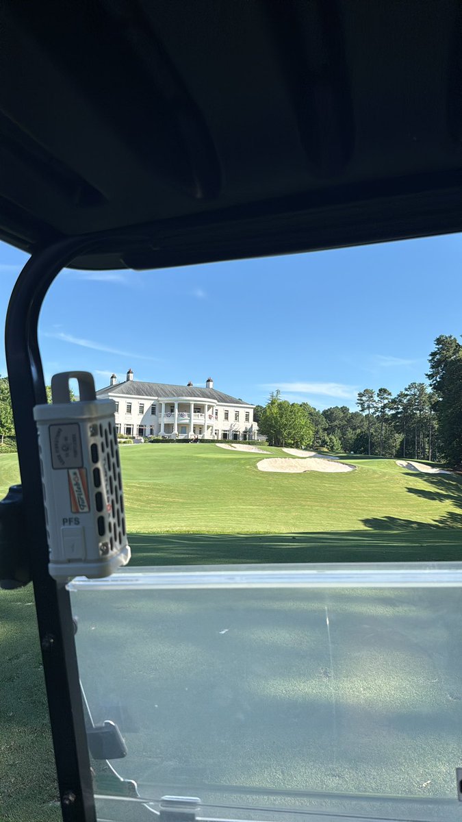 GrantHolme69943's tweet image. At courses you’ll never play, with people you’ll never meet #imbetterthanyou #whiteprivilege #whiteboysummer