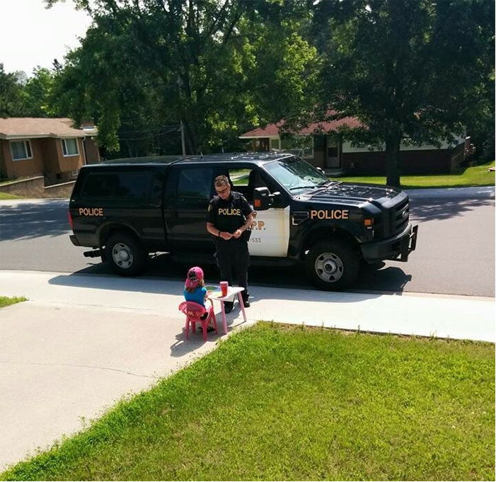 CaptainDick12's tweet photo. A Sheriff in the USA tells citizens "we will shoot you graveyard dead".  A Police Officer in Canada buys lemonade....   need I say more? https://t.co/Veq1S86KpM