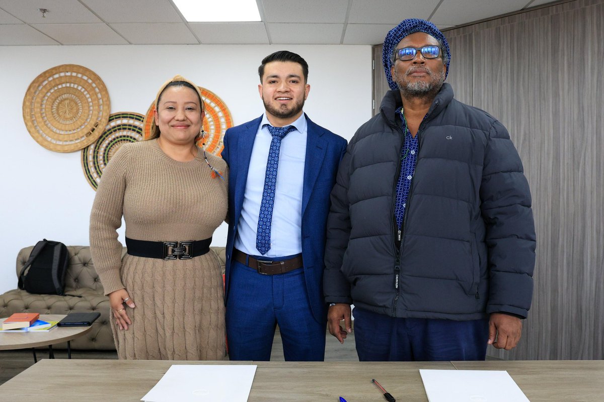 MinIgualdad_Col's tweet photo. El Ministerio de Igualdad y Equidad, liderado por Carlos Rosero, firmó a través del Viceministerio de Pueblos Étnicos y Campesinos un acuerdo de coordinación institucional con la Dirección de Asuntos Étnicos de la Agencia Nacional de Tierras.

Este acuerdo permitirá impulsar proyectos productivos y comunitarios que beneficien a los pueblos étnicos del país, facilitando la presentación de iniciativas para el cultivo de sus tierras, el fortalecimiento económico y el desarrollo regional.

#ColombiaConIgualdad #PueblosÉtnicos #DesarrolloTerritorial