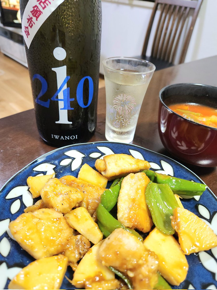新酒造年度のはじめに口開けするのは
超硬水で仕込んだ一本🍶

甘い香りに鼻孔をくすぐられたため
味わいもフルーティかと思いきや
熟成感のある旨みに溢れてて驚き！

道理で黄金色がかってる訳ですね🤭

#岩の井 i240 純米吟醸 五百万石 無濾過生原酒 1801

肴は
京都土産の千枚漬け
鶏肉の酢豚風