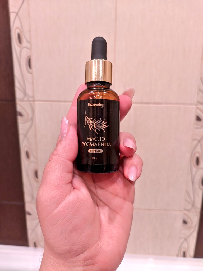 Девчули, розмарин реально работает. Ну или я избавилась от стресса и начала правильно питаться (нет).
Весной заметила, что смываю с головы не ковёр как обычно, а три ковра, и в порядке бреда приобрела масло. Расход мизерный, снова смываю один ковёр, кожа головы стала лучше.