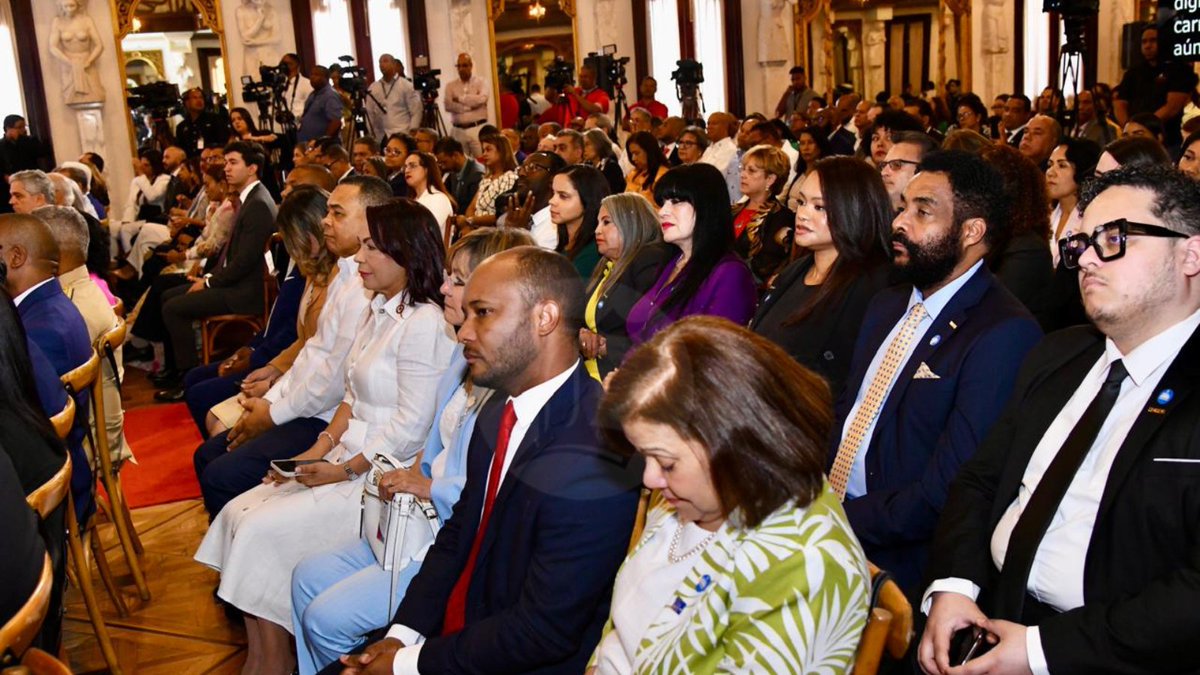 Maestros son reconocidos con premio a la excelencia magisterial

Fotos: José Alberto Maldonado/LD

🔗listindiario.com/la-republica/e…

#ListínDiario