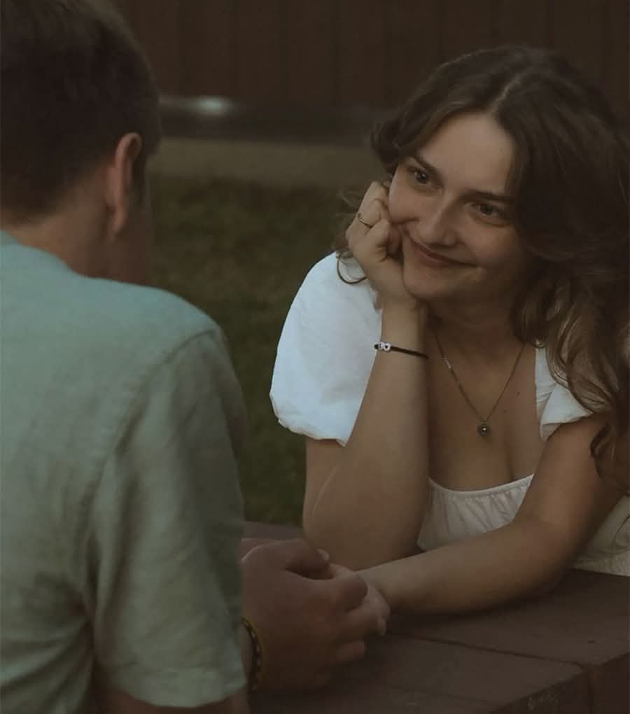 ما أجمل أن يأتيك الصباح بوجه من تُحب 
        وكأن الشمس أشرقت مرتين ♥️