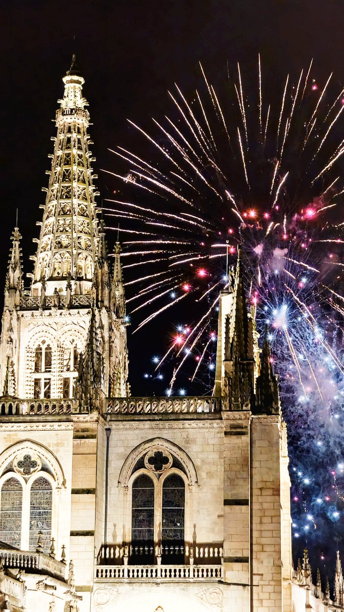 romancasado1's tweet photo. Burgos en su máximo esplendor 🎆 #Sampedros2025 https://t.co/uE9AJgE1nU