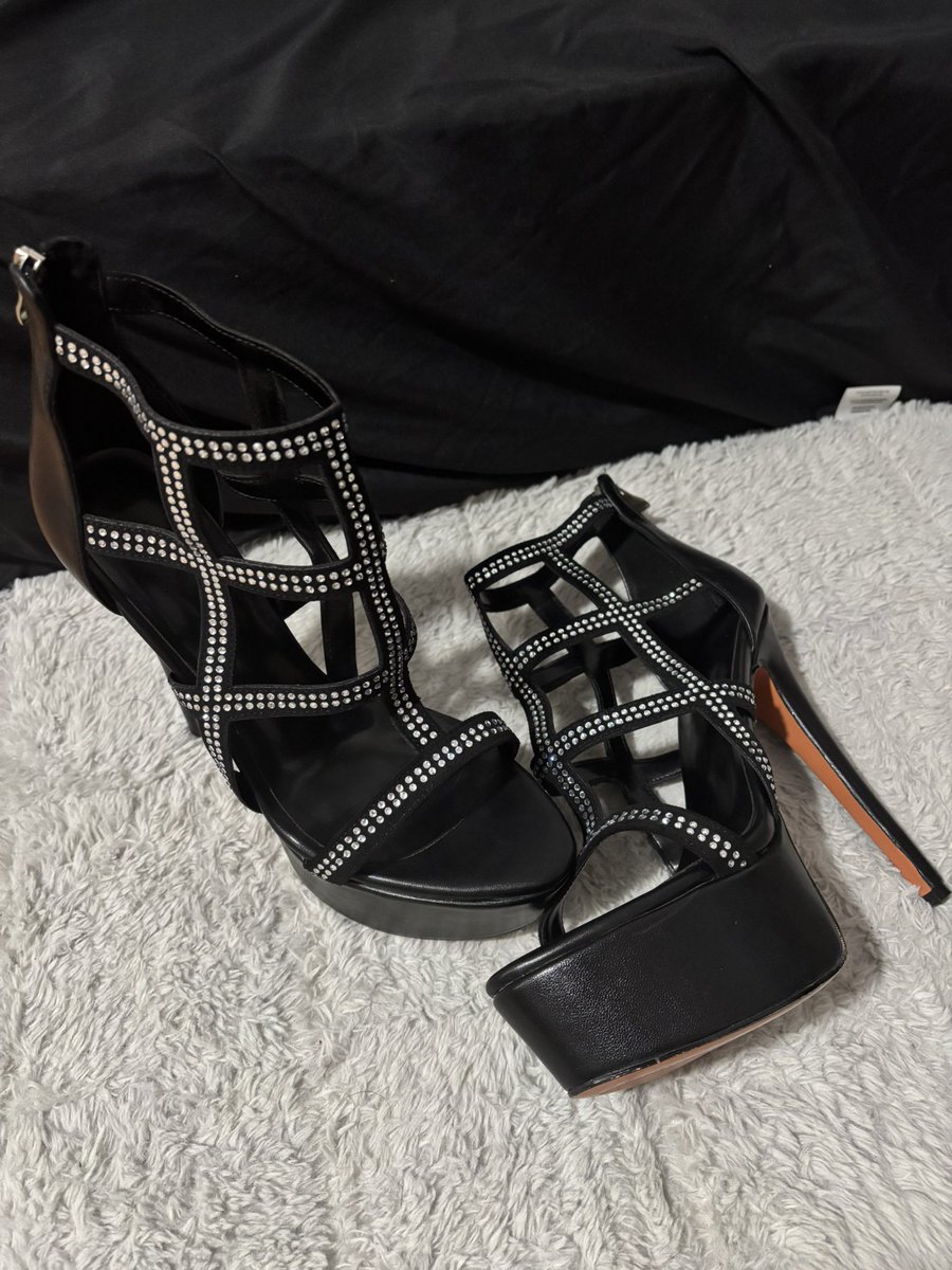 IIDoIIl's tweet photo. New Heels! 👠🖤 https://t.co/Db7VDv9A5W