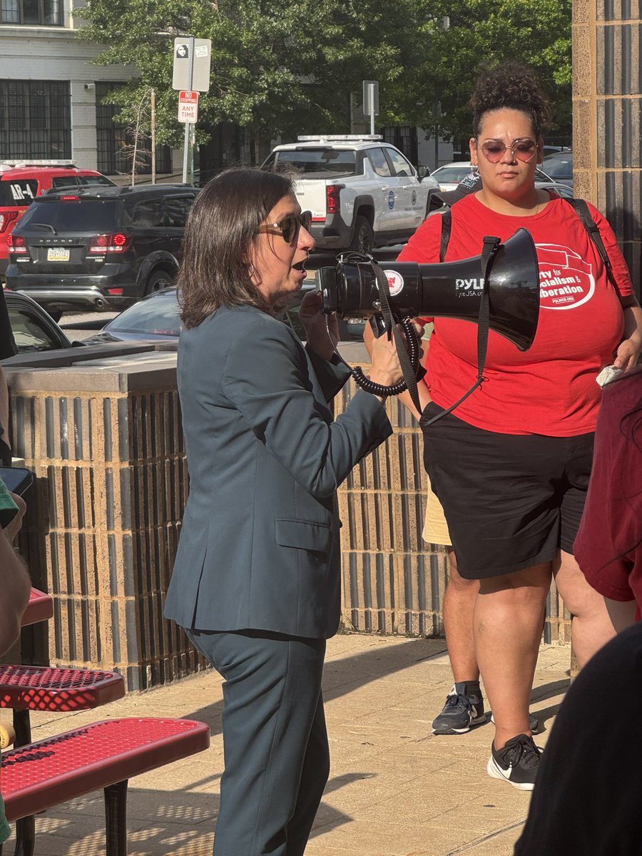 JackInacker's tweet photo. Great to see Council Member @RuePhilaCouncil join a cadre of organizers and union members in support of DC33 at the Office of Emergency Management on Spring Garden! 

DON’T FUCKING SCAB https://t.co/LYj14qUudM