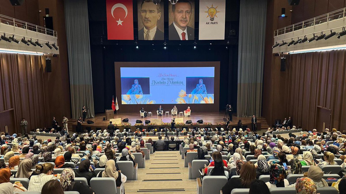 Bugün AK Parti’nin yola çıkışını, yolculuğunu, bu hikayenin en büyük kahramanları olan kadınlarla konuştuk. 

Yıllara sâri mücadelelerle, çetin imtihanlara rağmen asla pes etmeden, sürekli yenilenen, çoğalan, yeni kahramanlarla büyüyen bir hikaye… 

İlk günden bugüne memleket