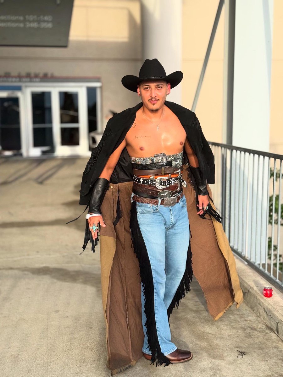 txmaneee's tweet photo. On my Cowboy Carter, Houston night 2 https://t.co/5SR3tEUVTs