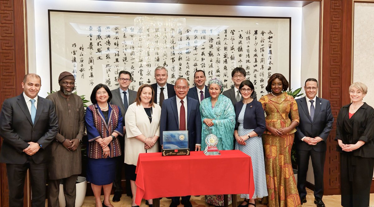 Li Song 李松 (@amb_lisong) on Twitter photo Glad to co-host UN DSG <a href="/AminaJMohammed/">Amina J Mohammed</a> with <a href="/GermanyUNVienna/">Germany UN Vienna</a> in my mission. Together with our friends, we admired the Chang’e-5 & 6 lunar samples—a symbol of exploration and cooperation. Looking forward to working together to uphold multilateralism. Glad to co-host UN DSG <a href="/AminaJMohammed/">Amina J Mohammed</a> with <a href="/GermanyUNVienna/">Germany UN Vienna</a> in my mission. Together with our friends, we admired the Chang’e-5 & 6 lunar samples—a symbol of exploration and cooperation. Looking forward to working together to uphold multilateralism.