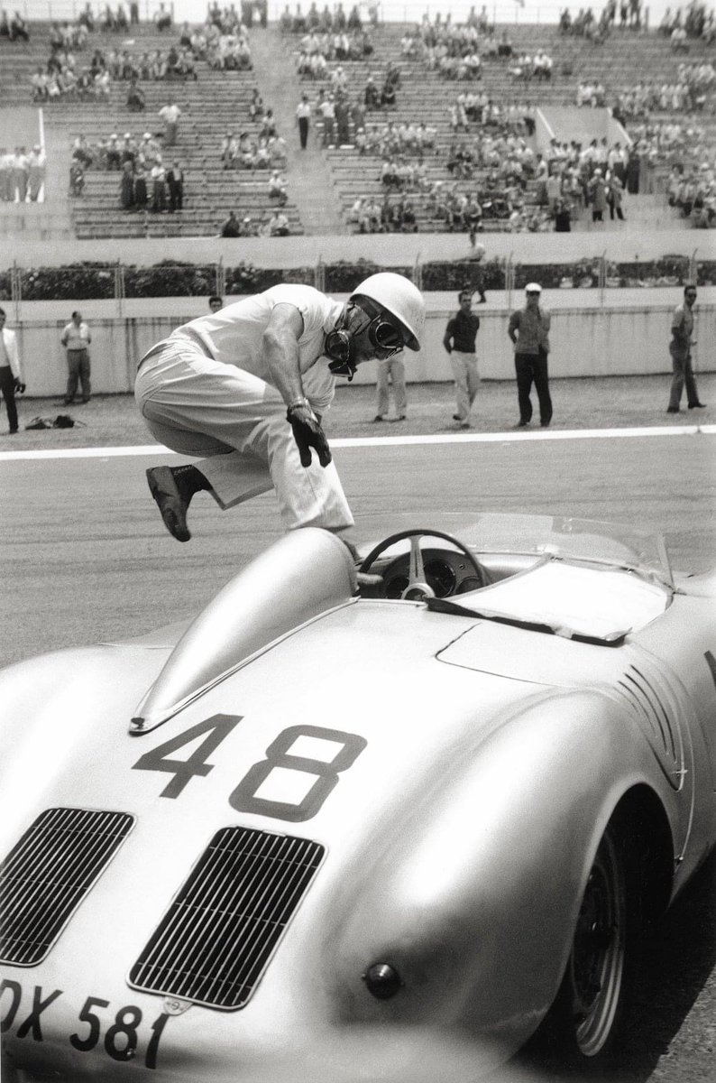 Stirling Moss 🇬🇧 jumps aboard his Porsche 550 Spyder 🇩🇪 at the start of the Buenos Aires 1000km 🇦🇷 on January 26, 1958.
#Motorsport