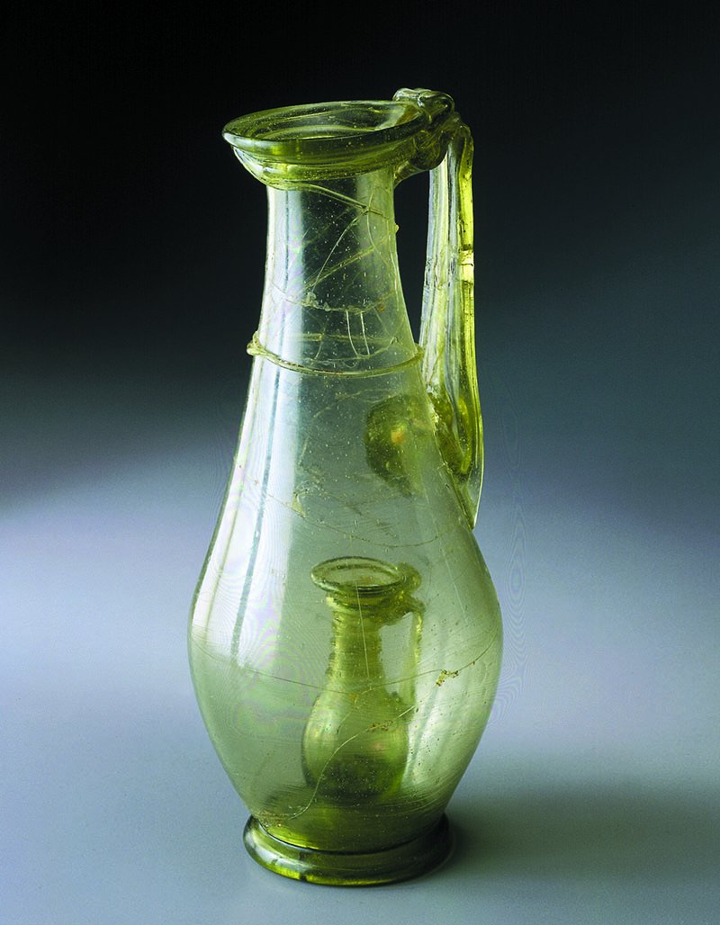 archaeologyart's tweet photo. Roman glass jug containing a smaller glass jug inside, known as a "joke jar," probably crafted in a workshop in Cologne, discovered in a burial at Stein am Rhein, Switzerland, 4th century AD. Photographer: Kantonsarchäologie Schaffhausen / Rolf Wessendorf. https://t.co/bGNrtcnZNL