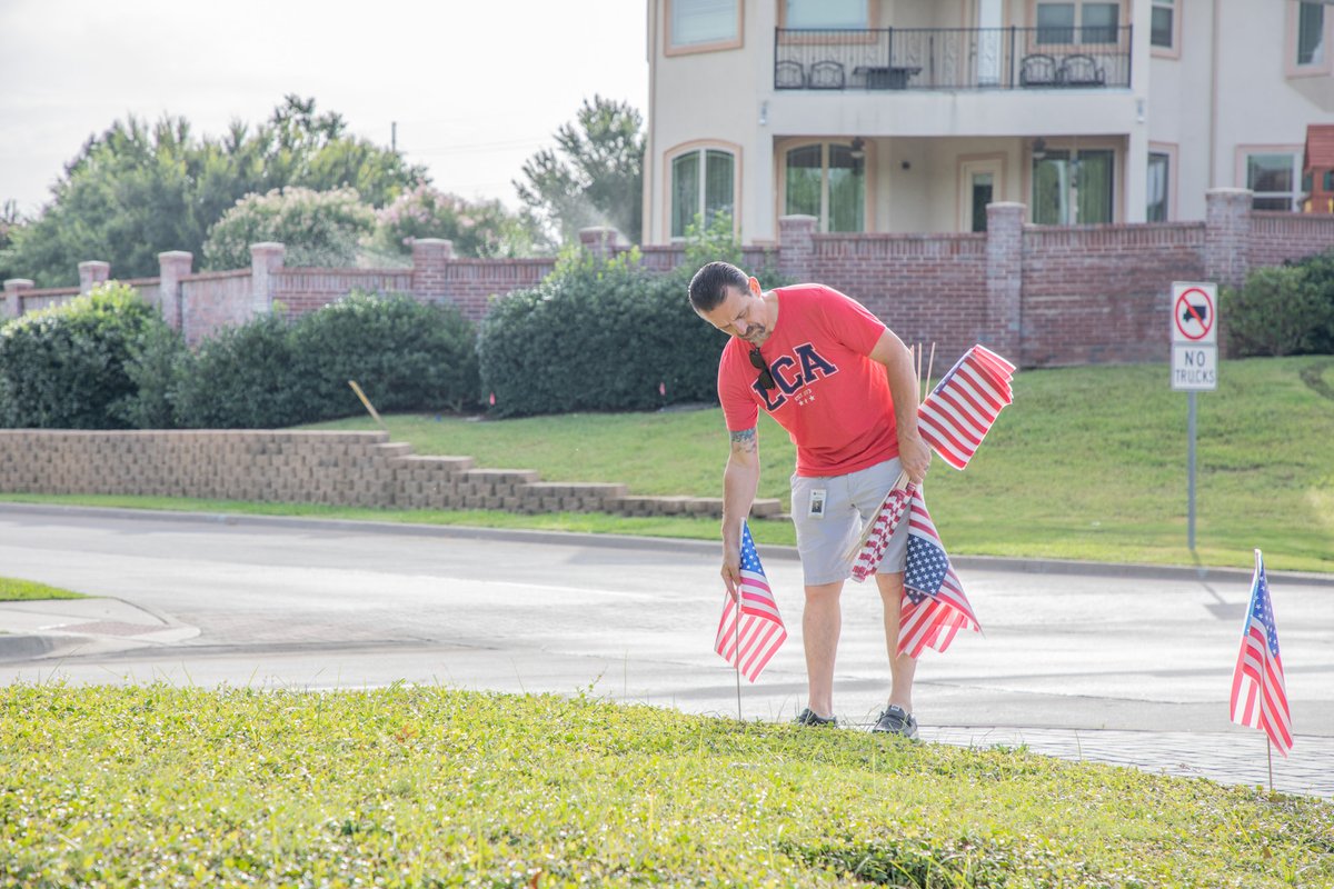 Las Colinas is looking extra patriotic today. Las Colinas Association staff joined the annual Great Flag Caper this morning by placing more than 2,000 American flags along Rochelle Blvd. and Northgate Dr. Honoring our country and celebrating community, one flag at a time. 🇺🇸💙