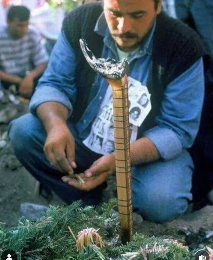 evevarmak's tweet photo. Hasret Gültekin'in kendisiyle beraber yanan sazı… https://t.co/8tnplGiRna
