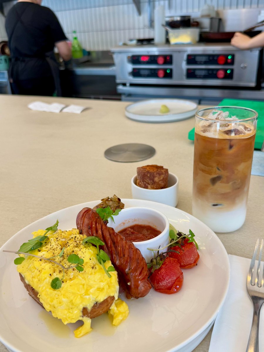 朝のランニング後の朝食。
このレストランはとてもユニークです。
調理から盛り付けまで、すべてが目の前で提供されます。
食べ物はきれいに盛り付けられると見た目もきれいで食欲をそそります。