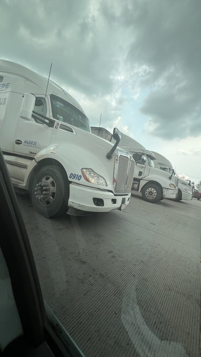 🚨Pedimos su ayuda <a href="/GN_Carreteras/">Guardia Nacional Carreteras</a> <a href="/GN_MEXICO_/">Guardia Nacional</a> para resguardar nuestra integridad física. Estamos tres personas en Caseta Palmillas Dirección Querétaro a México, un trailero nos chocó una vez y después nos volvió a chocar aun viéndonos. Ya se acercaron elementos pero aun así el