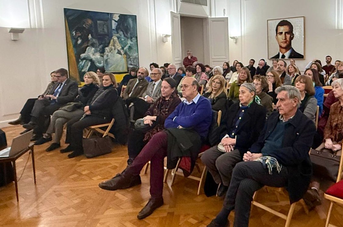 Termino el día de regreso en la <a href="/EmbEspArgentina/">Embajada de España en Argentina</a>🇪🇸, en el último acto de la serie de conversatorios “Pioneras transatlánticas en tiempos de hombres, 1930-1970”, dedicado a Maruja Mallo🇪🇸 y Norah Borges🇦🇷.
<a href="/MAECgob/">Ministerio de Asuntos Exteriores, UE y Cooperación</a>
<a href="/Cancilleria_Ar/">Cancillería Argentina 🇦🇷</a>
<a href="/EmbEspArgentina/">Embajada de España en Argentina</a>
<a href="/AECID_es/">AECID</a>
<a href="/CCEBA/">CCEBA</a>
<a href="/ortegaygassetar/">Fundación Ortega y Gasset Argentina</a>