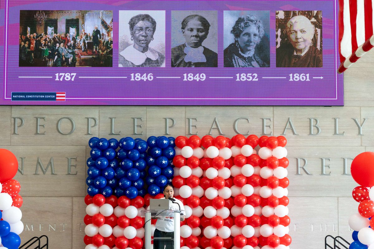 ConstitutionCtr's tweet photo. Today the Red, White, &amp; Blue To-Do filled Old City with festive parade floats, live music, family-friendly activities, food trucks, and more. ❤️🤍💙

#RedWhiteBlueToDo #PompAndParade #PhiladelphiaHistoricDistrict #OldCityPhilly https://t.co/2BWNMcryoY