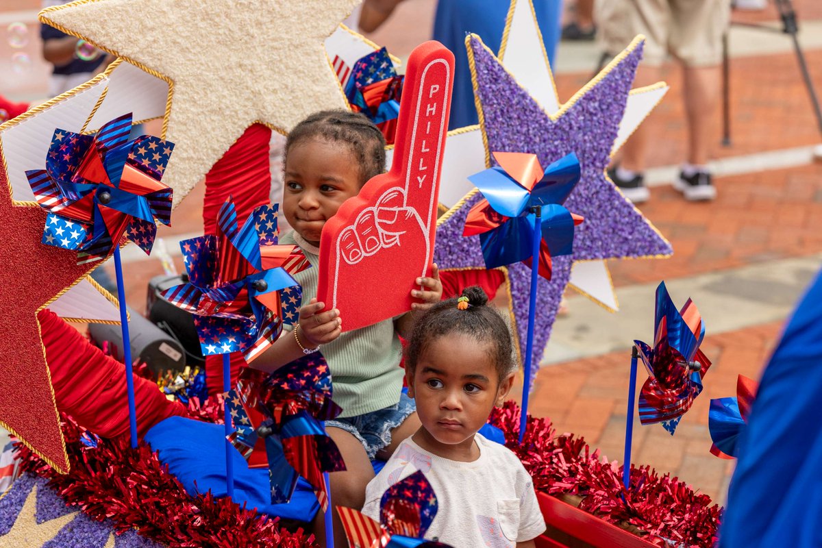 ConstitutionCtr's tweet photo. Today the Red, White, &amp; Blue To-Do filled Old City with festive parade floats, live music, family-friendly activities, food trucks, and more. ❤️🤍💙

#RedWhiteBlueToDo #PompAndParade #PhiladelphiaHistoricDistrict #OldCityPhilly https://t.co/2BWNMcryoY