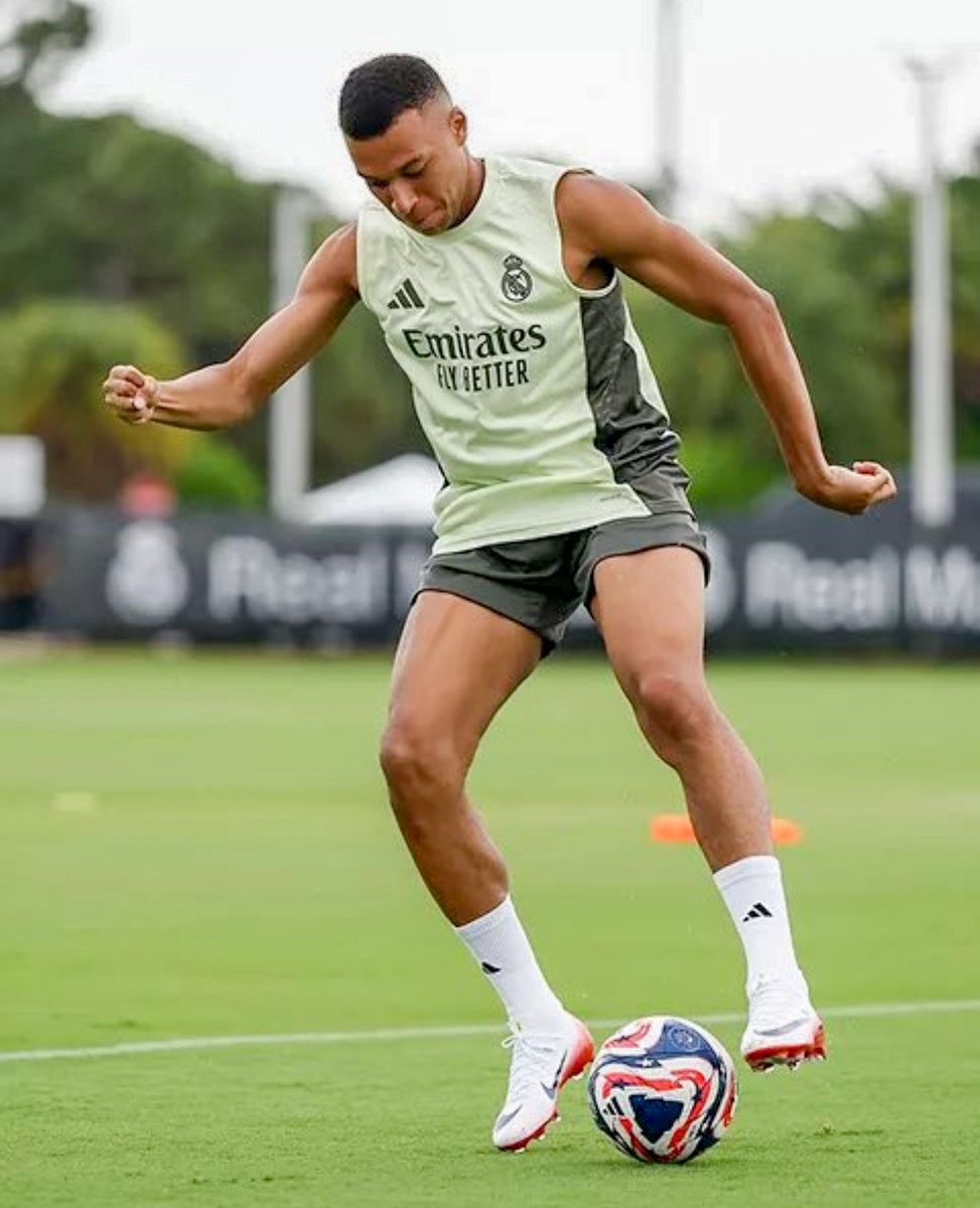 MagicOfMadrid's tweet photo. Mbappe in training⚽️🔥 

#Mbappe #RealMadrid #RMTraining #HalaMadrid https://t.co/PTmBFntqzd