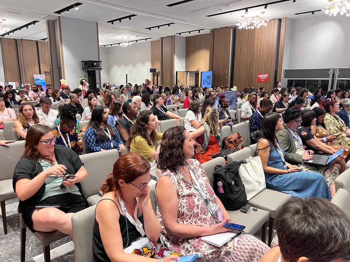 #ffd4peopleandplanet  Foro feminista con las becarias de <a href="/WOSSOGL/">WOSSO</a> y las colegas de <a href="/FemnetProg/">FEMNET</a> y <a href="/ARROW_Women/">ARROW</a> 
Reunión de feministas latinoamericanas.  Foro sociedad civil #FFD4