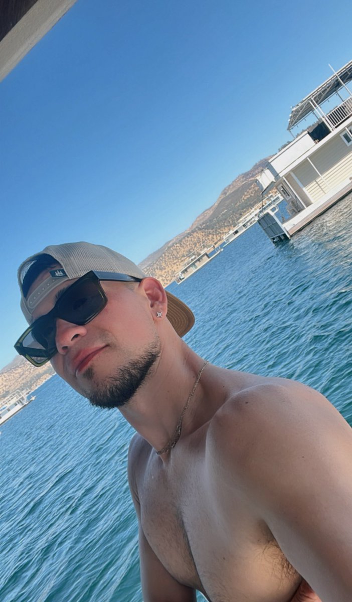 bflowerz93's tweet photo. Lake day #summertime #gaysummer #boating https://t.co/rEM7S71biD
