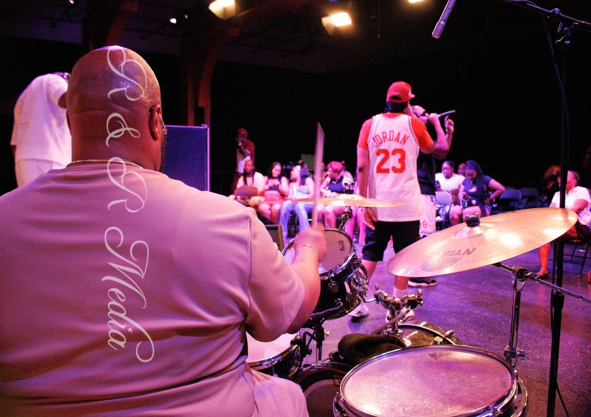 S/O to #RadioRaheemaSaidIt for the Love... Dope ass pics from brother <a href="/DJMH2da/">DJ MH2da</a>'s Bday Party, this past Saturday‼️ #ChiseUp #chiseupmusic #ChicagoHipHop #Chicago #HipHop #Rap #Music #ChiseUpLive #EastsideCertified
#Roseland #LondonTowne
#ChiseUpFamily #PrettyGirlsLoveChiseUpMusic