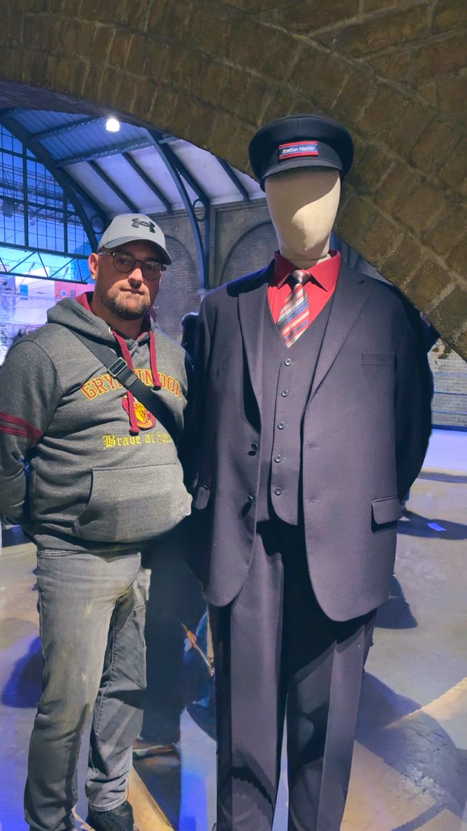 Entre deux mondes, il y a toujours une voie, une horloge, un train… et du personnel pour te renseigner ^^. 

#TeamGryffondor #Gryffondor <a href="/harrypotter/">Harry Potter</a> <a href="/wizardingworld/">Wizarding World</a> <a href="/warnerbrosfr/">Warner Bros France</a>