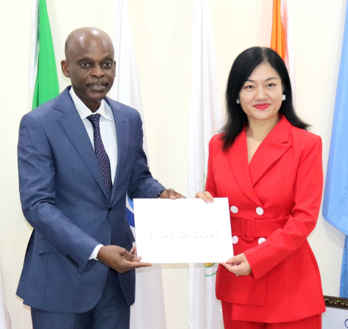 rdussey's tweet image. J’ai reçu Mme Wang Min, nouvelle Ambassadrice de la République populaire de #Chine au Togo, venue présenter les copies figurées de sa lettre de créance.
Le Togo réaffirme son engagement à renforcer la coopération Sino-Togolaise dans un esprit d’amitié et de respect mutuel.…